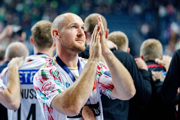 Köln, 12.05.2026, Handball, Herren, EHF Champions League Men 2025 26, Spiel um Platz 3, Aalborg Handball - SC Magdeburg Christian O Sullivan (SC Magdeburg, 24) bedankt sich bei den Fans