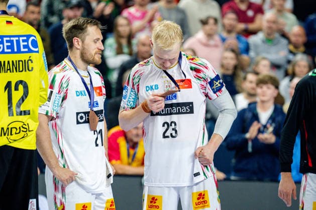 Köln, 12.05.2026, Handball, Herren, EHF Champions League Men 2025 26, Spiel um Platz 3, Aalborg Handball - SC Magdeburg Magnus Saugstrup Jensen (SC Magdeburg, 23) schaut sich die Medaille an