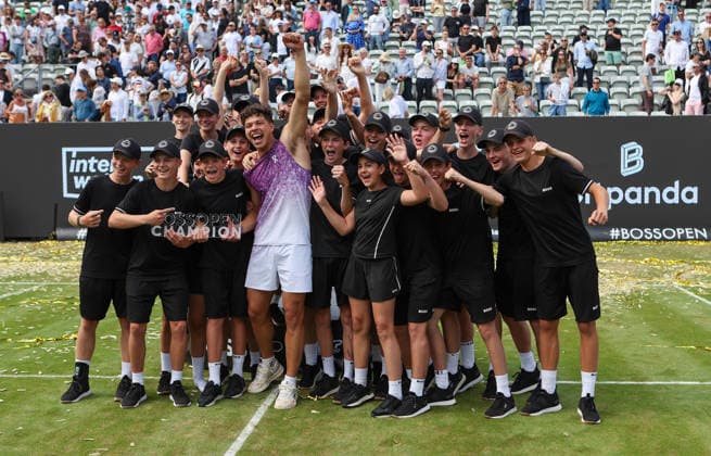 Stuttgart , Tennis , BOSS Open Finale , Sieger Ben Shelton (USA) jubelt bei der Siegerehrung mit den Ballkindern