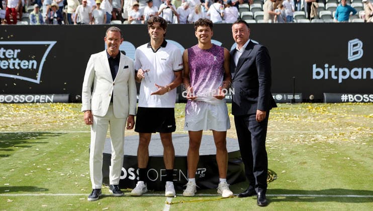 Stuttgart , Tennis , BOSS Open Finale , v.l. Daniel Grieder (Boss), Taylor Fritz, Ben Shelton, Turnierdirektor Edwin Weindorfer