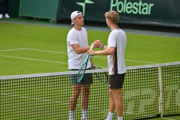 Tom Gentzsch (Deutschland) und Martin Landaluce (Spanien) klatschen nach dem Spiel ab TERRA WORTMANN Open 2026, Tennis, ATP, Tennis Herren Tennis Herren 500, Turnier, Qualifikation, 14.06.2026, TERRA WORTMANN Open 2026, Tennis, ATP, Tennis Herren 500, Turnier, Qualifikation, 14.06.2026 Halle