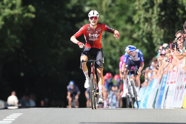 14.06.2026 Leuggern AG , SCHWEIZ, 62. GP Gippingen Sieger Liam Slock BEL Team Lotto Intermarche stuerzt ueber die Ziellinie