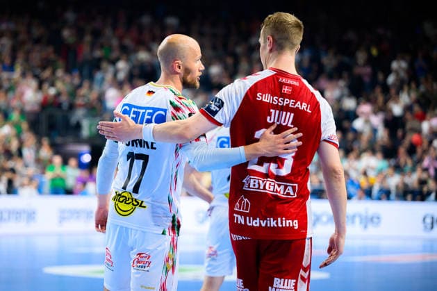 Koeln, Deutschland: Handball EHF CL Final 4 - Spiel Platz 3 - Aalborg Handbold - SC Magdeburg Tim Hornke (SC Magdeburg), Buster Juul-Lassen (Aalborg) Koeln Lanxess Arena Nordrhein-Westfalen Deutschland