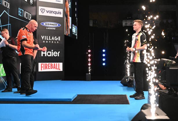14.06.2026, xhbx, Dart World Cup of Darts 2026, v.l. Michael van Gerwen (Niederlande), Ricardo Pietreczko (Deutschland) jubeln jubelt nach Spielende. (DFL DFB REGULATIONS PROHIBIT ANY USE OF PHOTOGRAPHS as IMAGE SEQUENCES and or QUASI-VIDEO) Frankfurt