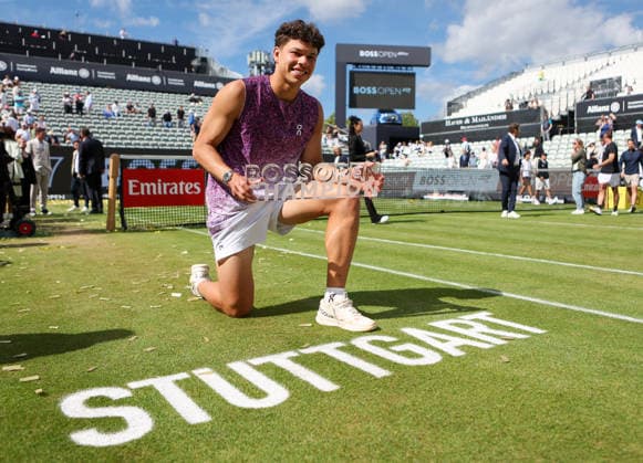Stuttgart , Tennis , BOSS Open Finale , Sieger Ben Shelton (USA) freut sich über den Sieg mit seinem Pokal