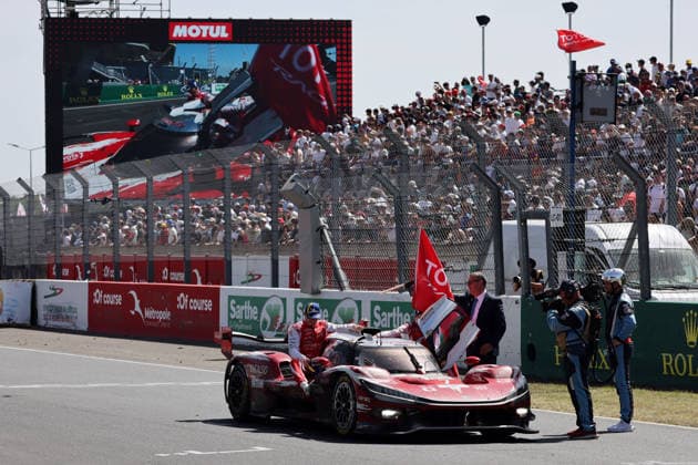 Sieger Mike Conway (GBR) Kamui Kobayashi (JPN) Nyck de Vries (NED) Toyota GR010 Hybrid 7 während der Ehrenrunde auf der Start-Zielgeraden, Rennen, 24 Stundens von Le Mans, Frankreich, WEC Langstrecken- Weltmeisterschaft, 14.06.2026, Toyota Gazoo Racing