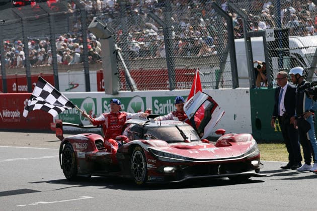 Sieger Mike Conway (GBR) Kamui Kobayashi (JPN) und Nyck de Vries (NED) Toyota GR010 Hybrid 7 gemeinsam auf der Ehrenrunde auf der Start-Zielgeraden, Rennen, 24 Stundens von Le Mans, Frankreich, WEC Langstrecken- Weltmeisterschaft, 14.06.2026, Toyota Gazoo Racing
