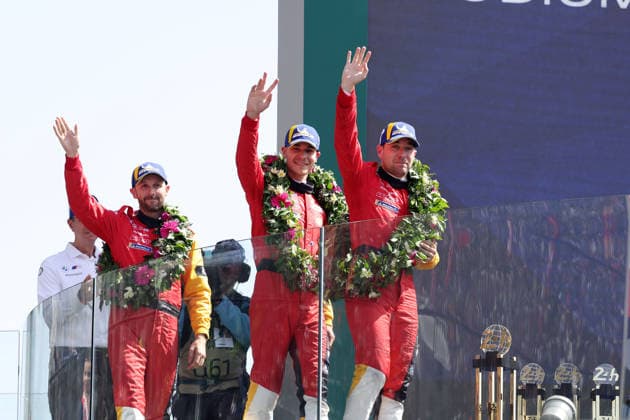 Gesamtzweite Rene Rast (GER) Sheldon van der Linde (RSA) Robin Frijns (NED) BMW M Hybrid V8 20 auf dem Podium, Rennen, 24 Stundens von Le Mans, Frankreich, WEC Langstrecken- Weltmeisterschaft, 14.06.2026, Siegerehrung