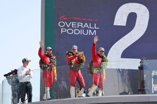 Frank van Meel (NED) BMW M Chef, Gesamtzweite Rene Rast (GER) Sheldon van der Linde (RSA) Robin Frijns (NED) BMW M Hybrid V8 20 auf dem Podium, Rennen, 24 Stundens von Le Mans, Frankreich, WEC Langstrecken- Weltmeisterschaft, 14.06.2026,