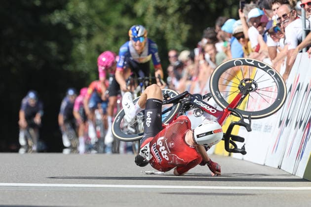 14.06.2026 Leuggern AG , SCHWEIZ, 62. GP Gippingen Sieger Liam Slock BEL Team Lotto Intermarche stuerzt ueber die Ziellinie