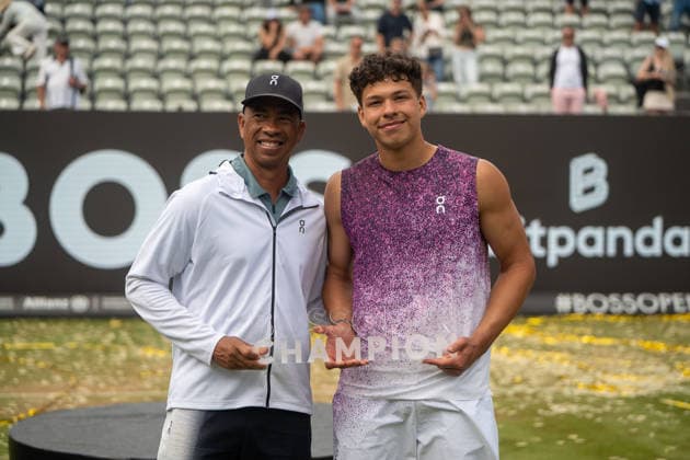 Ben Shelton mit Pokal, Bryan Shelton (Vater und Trainer von Ben Shelton), Ben Shelton vs. Taylor Fritz, Tennis, ATP, Tennis Herren Turnier, Boss-Open, Center-Court, Finale, 14.06.2026, Ben Shelton vs. Taylor Fritz, Tennis, ATP-Turnier, Boss-Open, Center-Court, Finale, 14.06.2026, Stuttgart