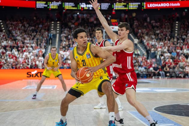 Michael Rataj 21 (Alba Berlin) im Zweikampf mit Neno Dimitrijevic 0 (FC Bayern Basketball), FC Bayern Basketball vs. Alba Berlin, BBL, Finale 2, 14.06.2026 Muenchen Bayern Deutschland