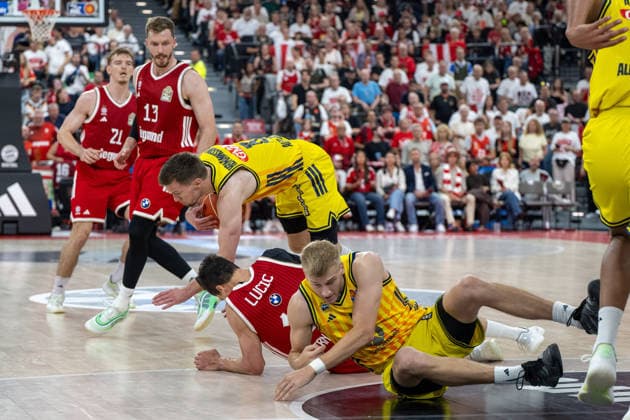 Martin Hermannsson 15 (Alba Berlin) stuerzt ueber Vladimir Lucic 11 (FC Bayern Basketball), FC Bayern Basketball vs. Alba Berlin, BBL, Finale 2, 14.06.2026 Muenchen Bayern Deutschland