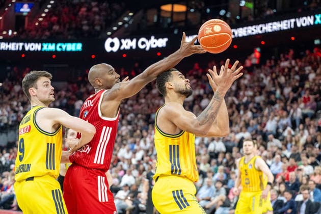 Jonas Mattisseck 9 (Alba Berlin), Isiaha Mike 22 (FC Bayern Basketball), Norris Agbakoko 17 (Alba Berlin), FC Bayern Basketball vs. Alba Berlin, BBL, Finale 2, 14.06.2026 Muenchen Bayern Deutschland