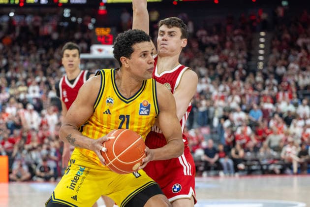 Michael Rataj 21 (Alba Berlin) im Zweikampf mit Neno Dimitrijevic 0 (FC Bayern Basketball), FC Bayern Basketball vs. Alba Berlin, BBL, Finale 2, 14.06.2026 Muenchen Bayern Deutschland