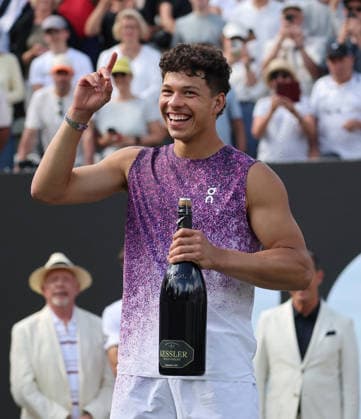 Stuttgart , Tennis , BOSS Open Finale , Sieger Ben Shelton (USA) mit Champagnerflasche