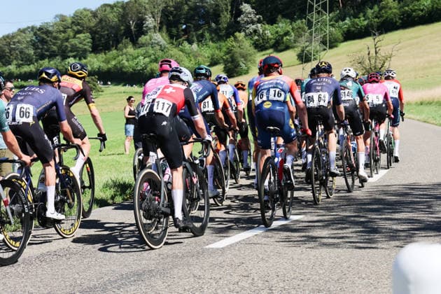 14.062026 Schweiz Radsport 62 GP Gippingen, Bild das Ploton imAufstieg zum Bergpreis.