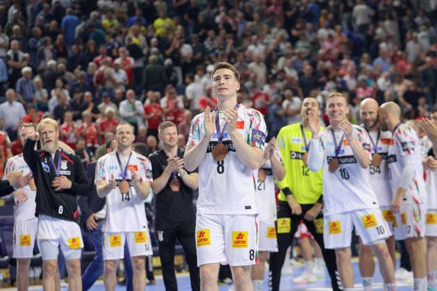 14.06.2026, xtgx, Handball, EHF Champions League Spiel um Platz 3, HBC Aalborg Handbold - SC Magdeburg v.l. Manuel Zehnder (Magdeburg, 8) bedankt sich bei den Fans Jubel ueber den Sieg, Jubel nach Spielende Koeln