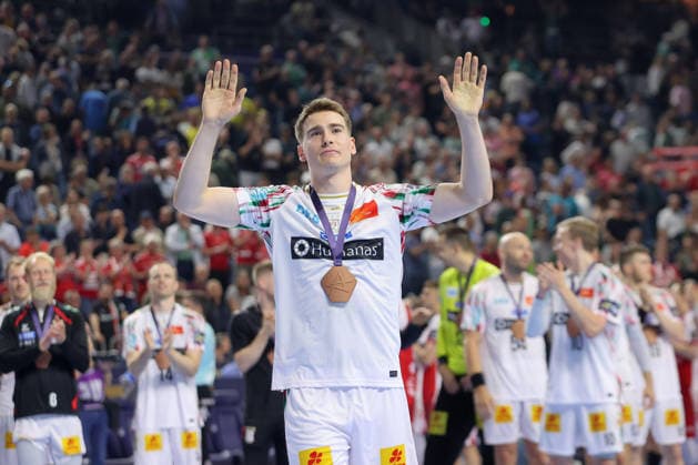 14.06.2026, xtgx, Handball, EHF Champions League Spiel um Platz 3, HBC Aalborg Handbold - SC Magdeburg v.l. Manuel Zehnder (Magdeburg, 8) bedankt sich bei den Fans Jubel ueber den Sieg, Jubel nach Spielende Koeln