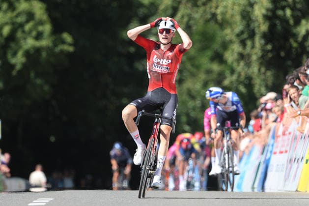 14.06.2026 Leuggern AG , SCHWEIZ, 62. GP Gippingen Sieger Liam Slock BEL Team Lotto Intermarche stuerzt ueber die Ziellinie