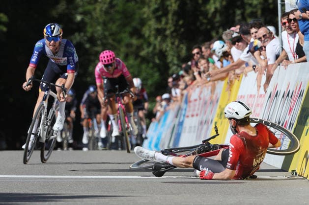 14.06.2026 Leuggern AG , SCHWEIZ, 62. GP Gippingen Sieger Liam Slock BEL Team Lotto Intermarche stuerzt ueber die Ziellinie