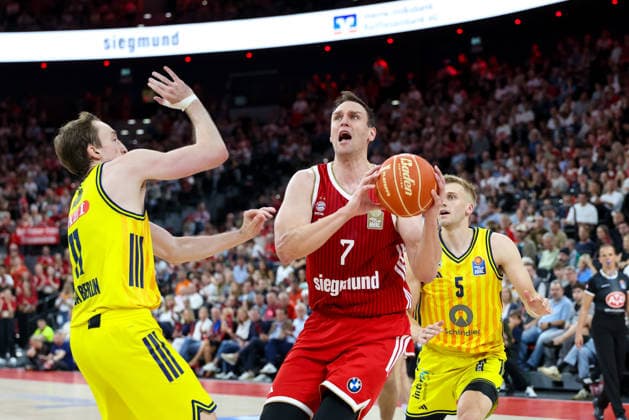 Johannes Voigtmann (FC Bayern Basketball, 07) mit Ball mit Moses Wood (Alba Berlin, 11) und Sam Griesel (Alba Berlin, 05), GER, FC Bayern Basketball vs. Alba Berlin, Basketball, easycredit Basketball Bundesliga, Playoffs, Finale, Spiel 2, Saison 2025 2026, 14.06.2026, GER, FC Bayern Basketball vs. Alba Berlin, Basketball, easycredit Basketball Bundesliga, Playoffs, Finale, Spiel 2, Saison 2025 2026, 14.06.2026 Muenchen