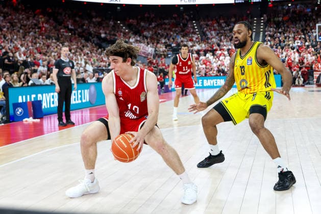Justinian Jessup (FC Bayern Basketball, 10) mit Ball mit Jwan Roberts (Alba Berlin, 13), GER, FC Bayern Basketball vs. Alba Berlin, Basketball, easycredit Basketball Bundesliga, Playoffs, Finale, Spiel 2, Saison 2025 2026, 14.06.2026, GER, FC Bayern Basketball vs. Alba Berlin, Basketball, easycredit Basketball Bundesliga, Playoffs, Finale, Spiel 2, Saison 2025 2026, 14.06.2026 Muenchen