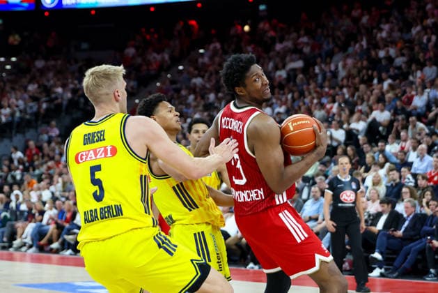 David McCormack (FC Bayern Basketball, 33) mit Sam Griesel (Alba Berlin, 05), GER, FC Bayern Basketball vs. Alba Berlin, Basketball, easycredit Basketball Bundesliga, Playoffs, Finale, Spiel 2, Saison 2025 2026, 14.06.2026, GER, FC Bayern Basketball vs. Alba Berlin, Basketball, easycredit Basketball Bundesliga, Playoffs, Finale, Spiel 2, Saison 2025 2026, 14.06.2026 Muenchen