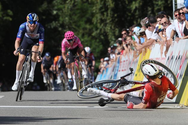 14.06.2026 Leuggern AG , SCHWEIZ, 62. GP Gippingen Sieger Liam Slock BEL Team Lotto Intermarche stuerzt ueber die Ziellinie