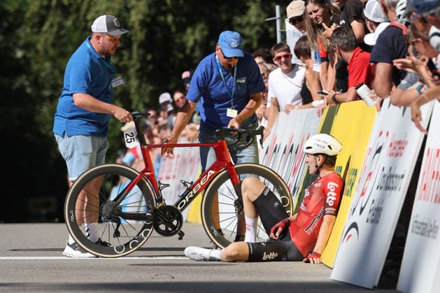 14.06.2026 Leuggern AG , SCHWEIZ, 62. GP Gippingen Sieger Liam Slock BEL Team Lotto Intermarche stuerzt ueber die Ziellinie . Zwei Helfer eilen zu Hilfe