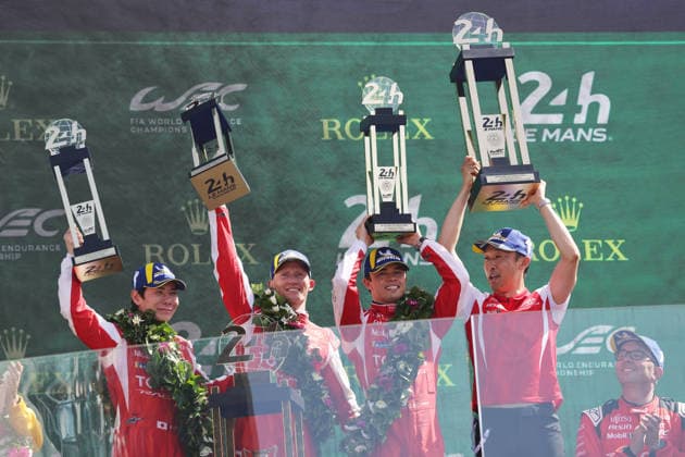 Sieger Kamui Kobayashi (JPN) Mike Conway (GBR) und Nyck de Vries (NED) Toyota GR010 Hybrid 7 und Kazuki Nakajima (JPN) gemeinsam mit den Siegerpokalen auf dem Podium, Rennen, 24 Stundens von Le Mans, Frankreich, WEC Langstrecken- Weltmeisterschaft, 14.06.2026, Toyota Gazoo Racing, Siegerehrung