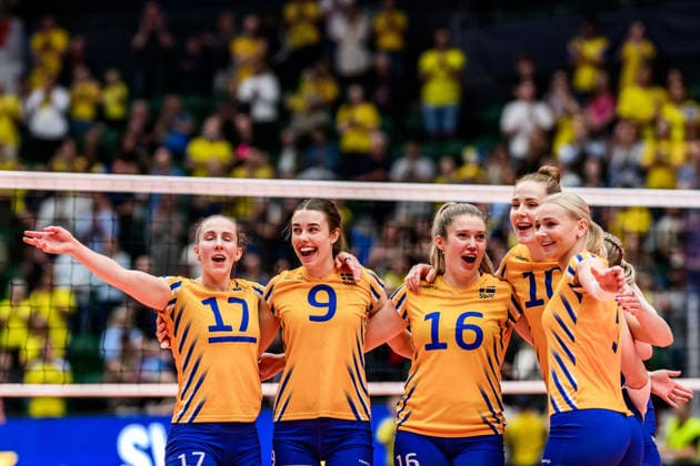 260614 Players of Sweden celebrates after the European League volleyball match between Sweden and Bosnia and Herzegovina on June 14, 2026 in Ängelholm. Photo: Mathilda Schuler BILDBYRAN kod MA MA1000 volleyboll volleyball european league sweden bosnia and herzegovina dam bbeng sverige jubel sverige sweden celebrates