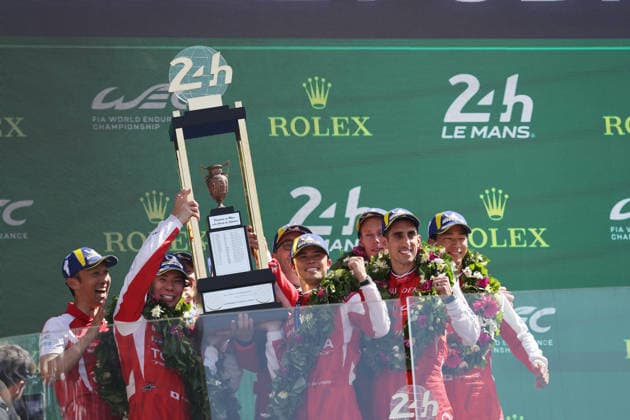 Kazuki Nakajima (JPN) ,Sieger Kamui Kobayashi (JPN) Mike Conway (GBR), Nyck de Vries (NED) Toyota GR010 Hybrid 7 und die drittplazierten brendon Hartley (NZL), Sebastian Buemi (SUI) und Ryo Hirakawa (JPN) gemeinsam mit dem Gesamtsiegerpokal auf dem Podium, Rennen, 24 Stundens von Le Mans, Frankreich, WEC Langstrecken- Weltmeisterschaft, 14.06.2026, Toyota Gazoo Racing, Siegerehrung