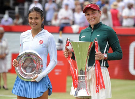 Tennis - HSBC Queen™s Club Championships - Women™s WTA, Tennis Damen 500 Tournament - Queen™s Club, London - Sunday 14th June 2026 Women™s Final Donna Vekic (CRO) Emma Raducanu (GBR) Donna Vekic with the trophy and Emma Raducanu with her runners up plate COLORSPORT ANDREW COWIE 