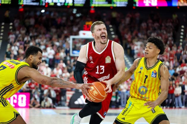 Andreas Obst (FC Bayern Basketball, 13) mit Ball mit Jack Kayil (Alba Berlin, 07), mit Norris Agbakoko (Alba Berlin, 17), GER, FC Bayern Basketball vs. Alba Berlin, Basketball, easycredit Basketball Bundesliga, Playoffs, Finale, Spiel 2, Saison 2025 2026, 14.06.2026, GER, FC Bayern Basketball vs. Alba Berlin, Basketball, easycredit Basketball Bundesliga, Playoffs, Finale, Spiel 2, Saison 2025 2026, 14.06.2026 Muenchen