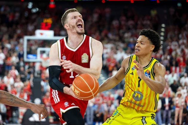 Andreas Obst (FC Bayern Basketball, 13) mit Ball mit Jack Kayil (Alba Berlin, 07), GER, FC Bayern Basketball vs. Alba Berlin, Basketball, easycredit Basketball Bundesliga, Playoffs, Finale, Spiel 2, Saison 2025 2026, 14.06.2026, GER, FC Bayern Basketball vs. Alba Berlin, Basketball, easycredit Basketball Bundesliga, Playoffs, Finale, Spiel 2, Saison 2025 2026, 14.06.2026 Muenchen
