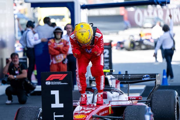 ESP, MSC Cruises Grand Prix von Barcelona-Katalonien, Rennen, Formel 1 Weltmeisterschaft Saison 2026 14.06.2026, Circuit de Barcelona Catalunya, Barcelona, ESP, MSC Cruises Grand Prix von Barcelona-Katalonien, Rennen, Formel 1 Weltmeisterschaft Saison 2026, im Bild Lewis Hamilton (Scuderia Ferrari HP, Großbritannien, 44) jubelt im Parc Ferme über den ersten Sieg mit Ferrari und steigt aus dem Auto SF-26 aus,