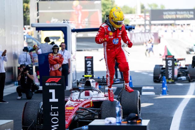 ESP, MSC Cruises Grand Prix von Barcelona-Katalonien, Rennen, Formel 1 Weltmeisterschaft Saison 2026 14.06.2026, Circuit de Barcelona Catalunya, Barcelona, ESP, MSC Cruises Grand Prix von Barcelona-Katalonien, Rennen, Formel 1 Weltmeisterschaft Saison 2026, im Bild Lewis Hamilton (Scuderia Ferrari HP, Großbritannien, 44) jubelt im Parc Ferme über den ersten Sieg mit Ferrari und steigt aus dem Auto SF-26 aus,
