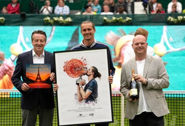 photo : Ehrung für Sascha Zverev (mitte) für seinen Sieg bei den French Open , links Turnierdirektor Ralf WEBER und rechts ... Sven Wortmann , Aufsichtsratsmitglied des Hauptsponsors Wortmann AG Tennis-Turnier Terra Wortmann Cup - Qualifikationsrunde - im Gerry Weber Sportpark in Halle Westfalen am So. 14.06.2026