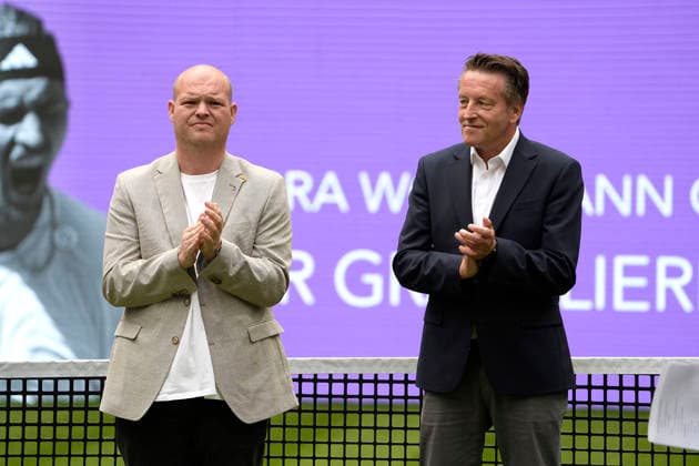 photo : Ehrung für Sascha Zverev für seinen Sieg bei den Franch Open , hier klatschen Turnierdirektor Ralf Weber (rechts) und Sven Wortmann Beifall ( Wortmann ist Mitglied des Aufsichtsrates beim hauptsponsor ) Tennis-Turnier Terra Wortmann Cup - Qualifikationsrunde - im Gerry Weber Sportpark in Halle Westfalen am So. 14.06.2026