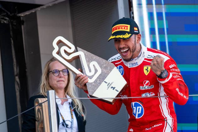 ESP, MSC Cruises Grand Prix von Barcelona-Katalonien, Rennen, Formel 1 Weltmeisterschaft Saison 2026 14.06.2026, Circuit de Barcelona Catalunya, Barcelona, ESP, MSC Cruises Grand Prix von Barcelona-Katalonien, Rennen, Formel 1 Weltmeisterschaft Saison 2026, im Bild Lewis Hamilton (Scuderia Ferrari HP, Großbritannien, 44) jubelt auf dem Podium bei der Siegerehrung mit Pokal über seinen ersten Sieg mit Ferrari,