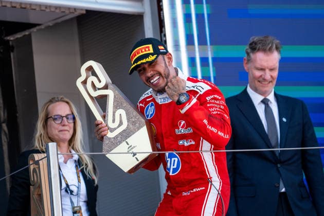 ESP, MSC Cruises Grand Prix von Barcelona-Katalonien, Rennen, Formel 1 Weltmeisterschaft Saison 2026 14.06.2026, Circuit de Barcelona Catalunya, Barcelona, ESP, MSC Cruises Grand Prix von Barcelona-Katalonien, Rennen, Formel 1 Weltmeisterschaft Saison 2026, im Bild Lewis Hamilton (Scuderia Ferrari HP, Großbritannien, 44) jubelt auf dem Podium bei der Siegerehrung mit Pokal über seinen ersten Sieg mit Ferrari,