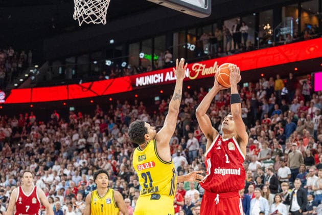 Michael Rataj 21 (Alba Berlin) im Zweikampf mit Oscar da Silva 1 (FC Bayern Basketball), FC Bayern Basketball vs. Alba Berlin, BBL, Finale 2, 14.06.2026 Muenchen Bayern Deutschland