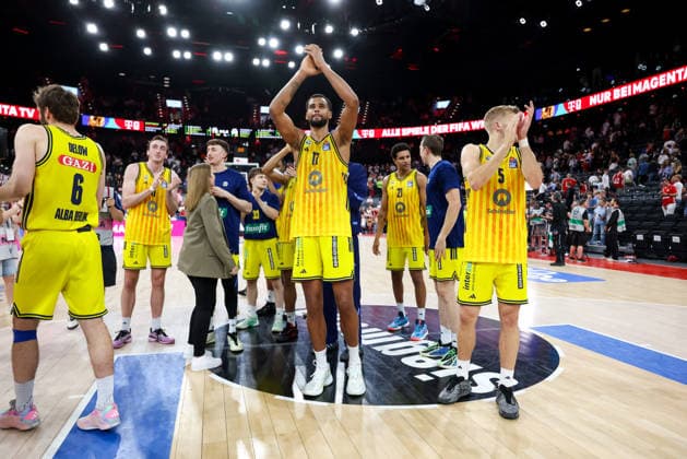 Das Team von Alba Berlin nach dem Sieg, Jubel mit den Fans, Emotionen, GER, FC Bayern Basketball vs. Alba Berlin, Basketball, easycredit Basketball Bundesliga, Playoffs, Finale, Spiel 2, Saison 2025 2026, 14.06.2026, GER, FC Bayern Basketball vs. Alba Berlin, Basketball, easycredit Basketball Bundesliga, Playoffs, Finale, Spiel 2, Saison 2025 2026, 14.06.2026 Muenchen