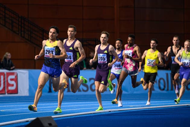 260614 Ignacio Fontes, Spanien, Sam Prakel, USA, och Henry McLuckie, Storbritannien, tävlar i herrarnas 1500 meter under friidrottstävlingen Folksam Grand Prix den 14 juni 2026 i Stockholm.
