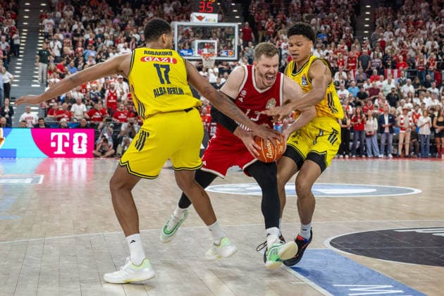 Norris Agbakoko 17 (Alba Berlin) im Zweikampf mit Andreas Obst 13 (FC Bayern Basketball), FC Bayern Basketball vs. Alba Berlin, BBL, Finale 2, 14.06.2026 Muenchen Bayern Deutschland