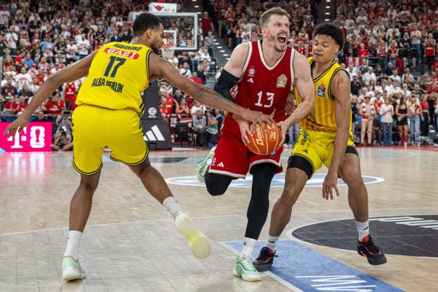 Norris Agbakoko 17 (Alba Berlin) im Zweikampf mit Andreas Obst 13 (FC Bayern Basketball), FC Bayern Basketball vs. Alba Berlin, BBL, Finale 2, 14.06.2026 Muenchen Bayern Deutschland