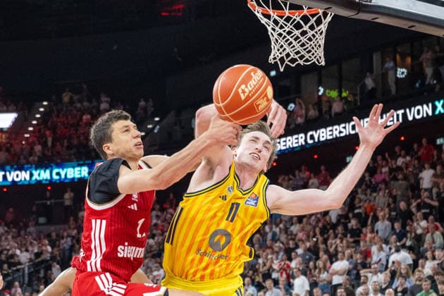 Vladimir Lucic 11 (FC Bayern Basketball) im Zweikampf mit Moses Wood 11 (Alba Berlin), FC Bayern Basketball vs. Alba Berlin, BBL, Finale 2, 14.06.2026 Muenchen Bayern Deutschland