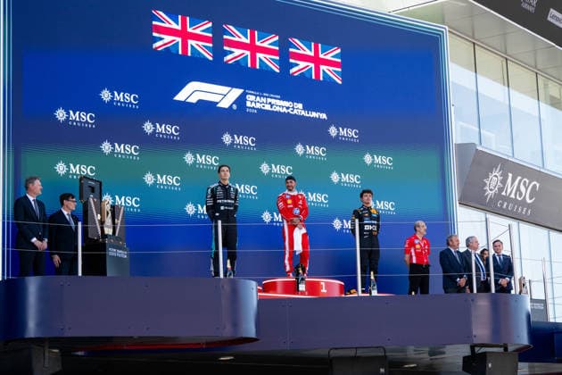 ESP, MSC Cruises Grand Prix von Barcelona-Katalonien, Rennen, Formel 1 Weltmeisterschaft Saison 2026 14.06.2026, Circuit de Barcelona Catalunya, Barcelona, ESP, MSC Cruises Grand Prix von Barcelona-Katalonien, Rennen, Formel 1 Weltmeisterschaft Saison 2026, im Bild George Russell (Mercedes-AMG Petronas F1 Team, Großbritannien, 63), Lewis Hamilton (Scuderia Ferrari HP, Großbritannien, 44), Lando Norris ( McLaren Mastercard Formula 1 Team, Großbritannien, 01) auf dem Podium bei der Siegerehrung bei der britischen Nationalhymne,