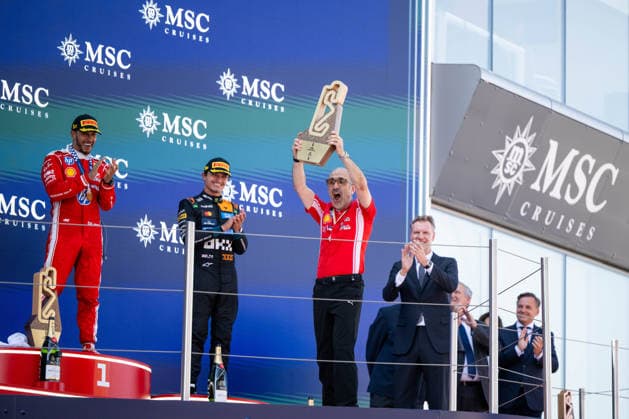 ESP, MSC Cruises Grand Prix von Barcelona-Katalonien, Rennen, Formel 1 Weltmeisterschaft Saison 2026 14.06.2026, Circuit de Barcelona Catalunya, Barcelona, ESP, MSC Cruises Grand Prix von Barcelona-Katalonien, Rennen, Formel 1 Weltmeisterschaft Saison 2026, im Bild Carlos Santi (Scuderia Ferrari, Renningenieur), Lewis Hamilton (Scuderia Ferrari HP, Großbritannien, 44) auf dem Podium bei der Siegerehrung jubeln über den Sieg, dazwischen Lando Norris ( McLaren Mastercard Formula 1 Team, Großbritannien, 01),